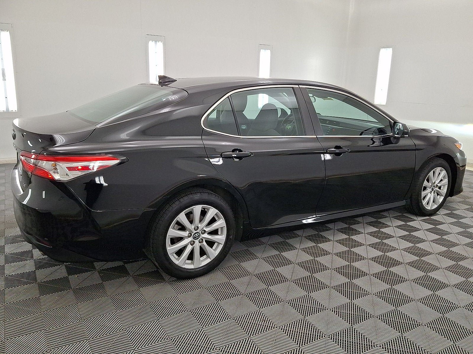 Used 2020 Toyota Camry LE FWD image 17