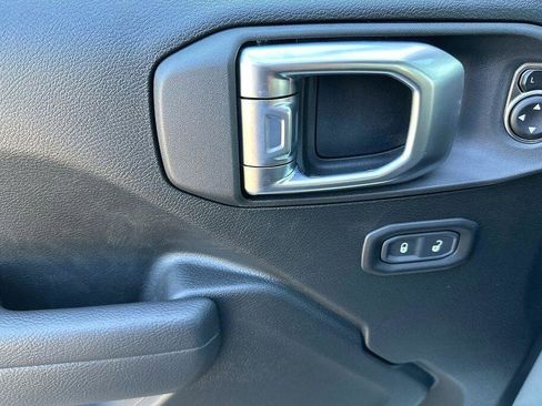 Used 2023 Jeep Wrangler Unlimited w/ Sun & Screen Package image 8