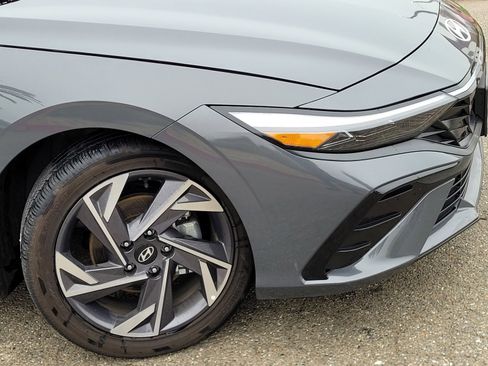 Certified 2025 Hyundai Elantra Limited image 16