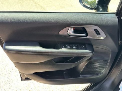 Certified 2025 Chrysler Pacifica Select FWD image 29