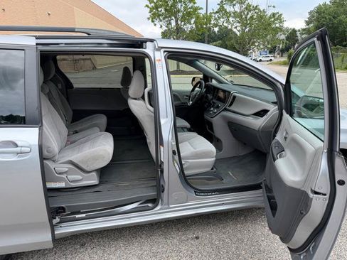 Used 2017 Toyota Sienna LE FWD image 43