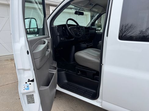 Used 2015 Chevrolet Express 2500 LS image 10