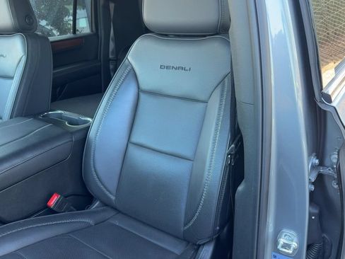 Used 2025 GMC Yukon XL Denali RWD image 9