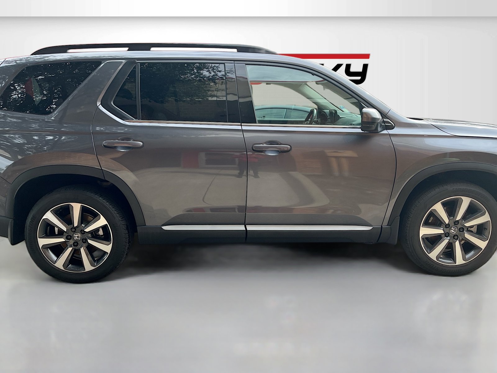 Used 2025 Honda Pilot Elite image 8