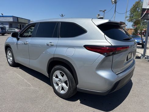 Used 2023 Toyota Highlander LE FWD image 3