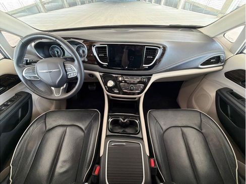 Used 2023 Chrysler Pacifica Limited FWD image 16