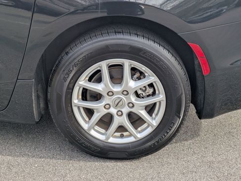 Used 2023 Chrysler Pacifica Touring-L image 8