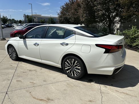 Used 2025 Nissan Altima 2.5 SV FWD image 7