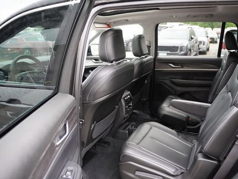 Used 2023 Jeep Grand Cherokee L Limited AWD/4WD image 16