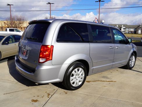 Used 2017 Dodge Grand Caravan SE w/ UConnect Hands-Free Group image 8