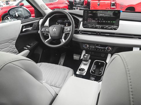 New 2025 Mitsubishi Outlander SEL image 33