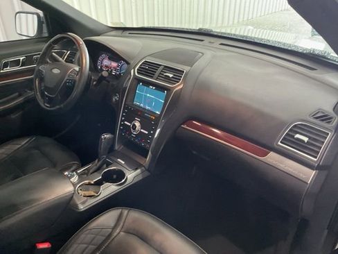 Used 2019 Ford Explorer Platinum image 29