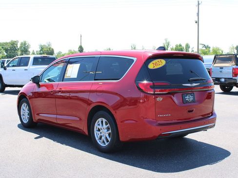 Used 2025 Chrysler Pacifica Select FWD image 7