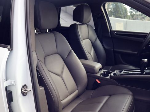 Certified 2025 Porsche Macan image 24