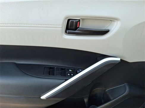 Certified 2025 Toyota Corolla Cross LE image 12