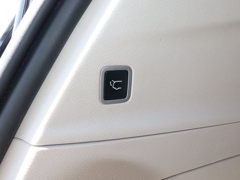 Used 2023 Chrysler Pacifica Touring-L FWD image 20