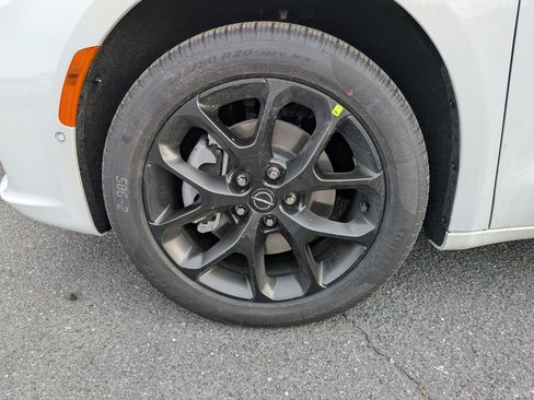 New 2026 Chrysler Pacifica Limited w/ Uconnect Theater Family Group image 9