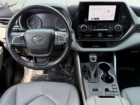 Certified 2024 Toyota Highlander XLE FWD image 11