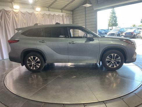 Used 2020 Toyota Highlander XLE AWD/4WD image 5