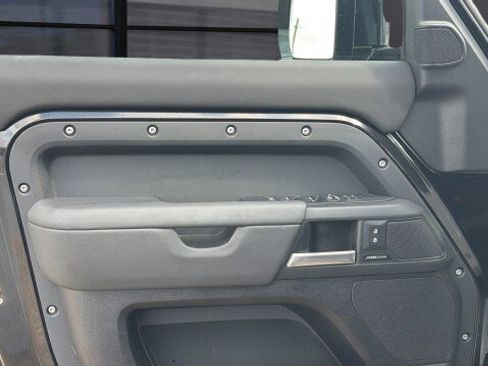 Used 2025 Land Rover Defender 110 S image 22
