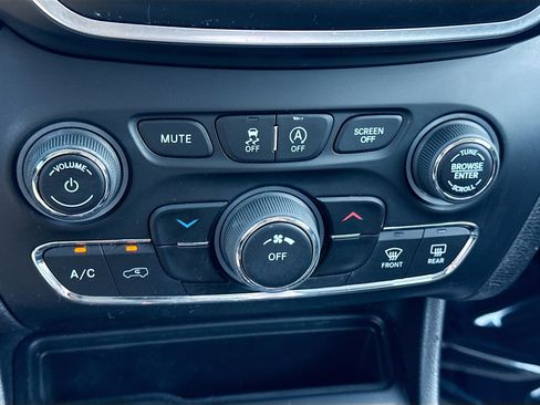 Used 2021 Jeep Cherokee Latitude Plus FWD image 32