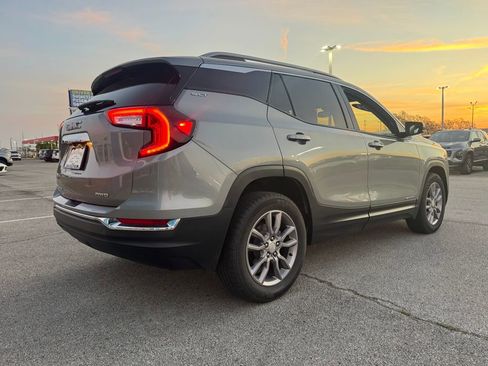 Used 2024 GMC Terrain SLT image 9