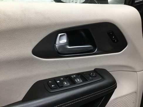 Used 2024 Chrysler Pacifica Touring-L FWD image 7