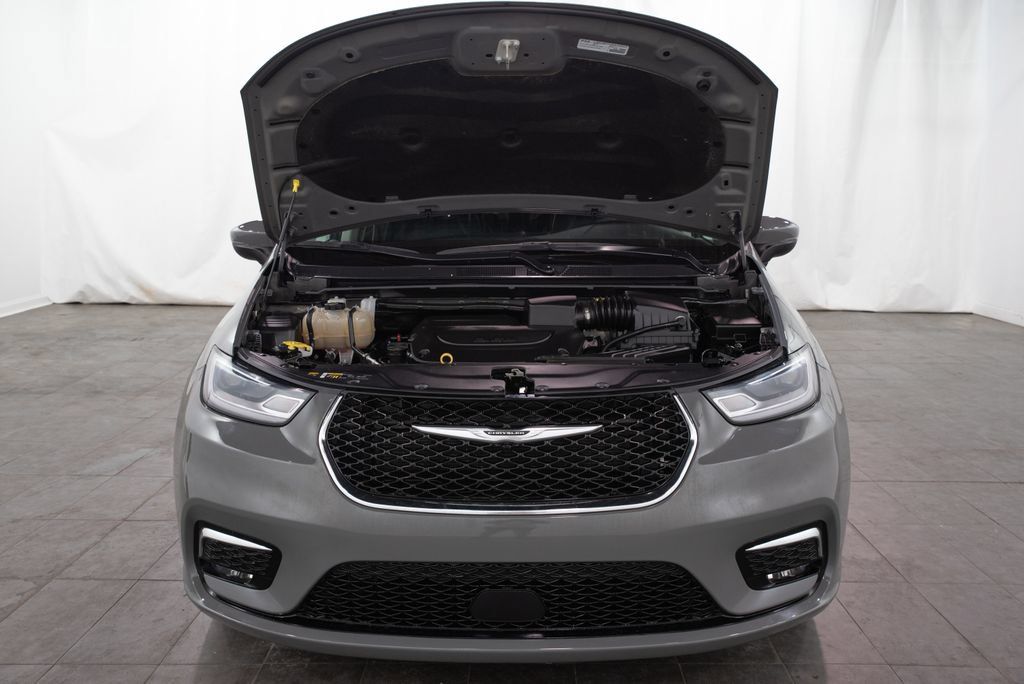 Used 2023 Chrysler Pacifica Touring-L FWD image 3
