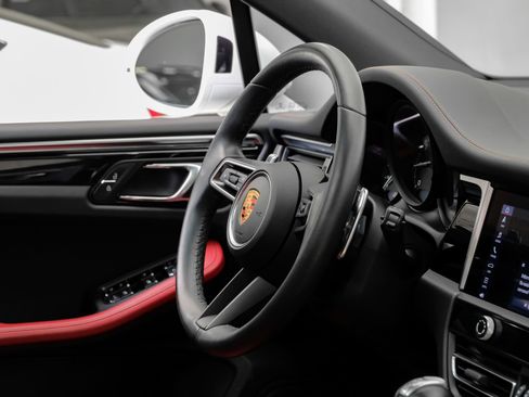 Used 2023 Porsche Macan AWD/4WD image 18