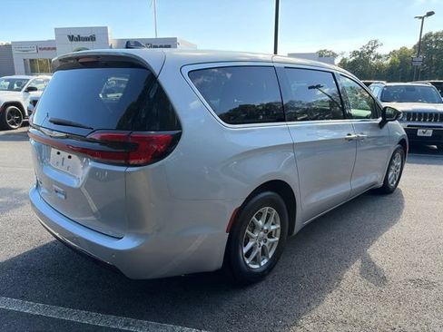 Used 2024 Chrysler Pacifica Touring-L FWD image 6