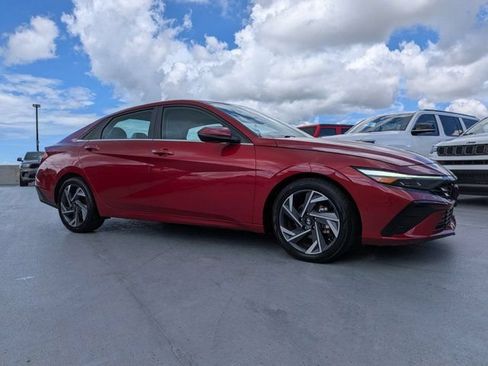 Used 2025 Hyundai Elantra Limited FWD image 2