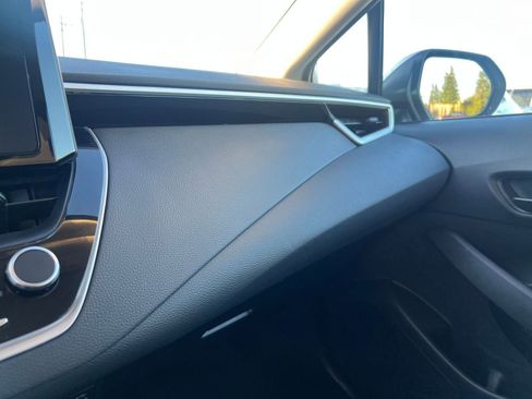 Used 2025 Toyota Corolla LE image 35