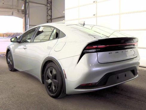 Used 2023 Toyota Prius LE FWD image 5