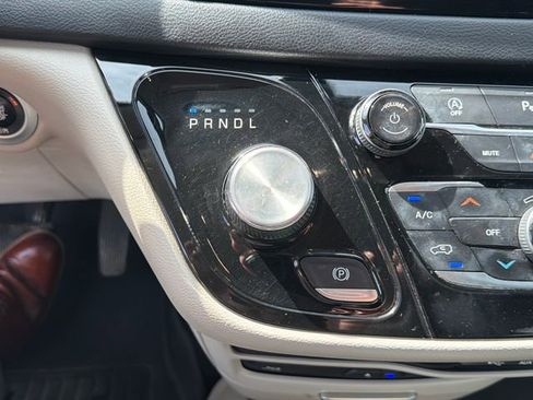 Used 2018 Chrysler Pacifica Touring-L Plus FWD image 26