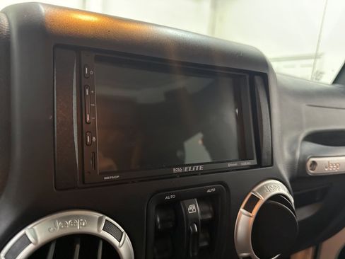 Used 2017 Jeep Wrangler Unlimited Sahara image 42