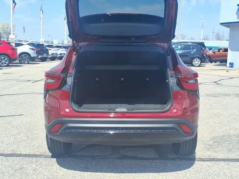 Used 2024 Chevrolet Trax RS w/ Sunroof Package FWD image 8