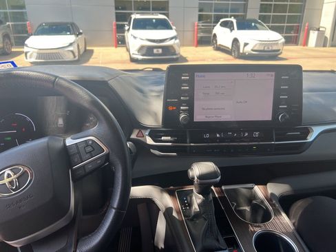 Used 2022 Toyota Sienna XLE image 8