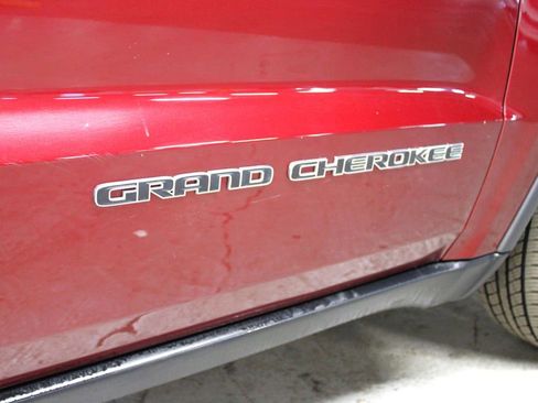 Used 2019 Jeep Grand Cherokee Laredo image 32