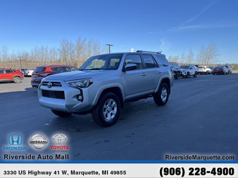 Used 2024 Toyota 4Runner SR5 AWD/4WD image 3