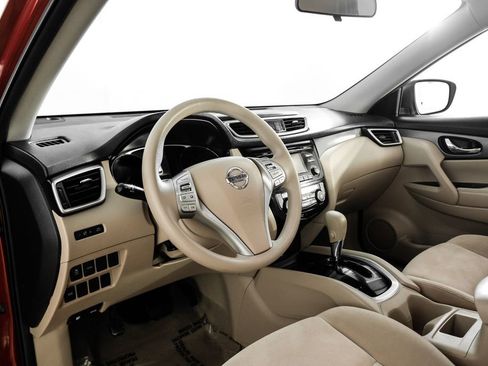 Used 2015 Nissan Rogue SV image 2