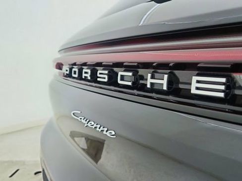 Used 2025 Porsche Cayenne w/ Premium Package image 17