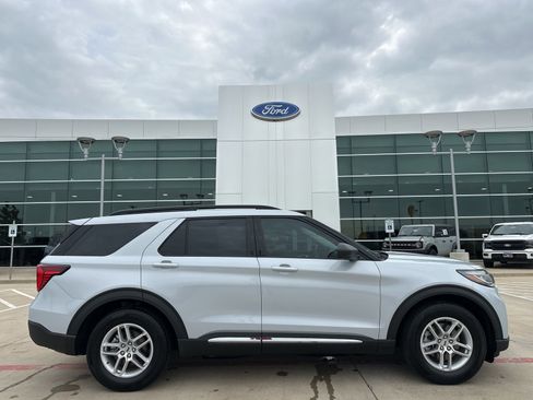 Used 2025 Ford Explorer Active w/ Active Comfort Package RWD image 32