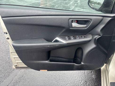 Used 2017 Toyota Camry SE FWD image 6