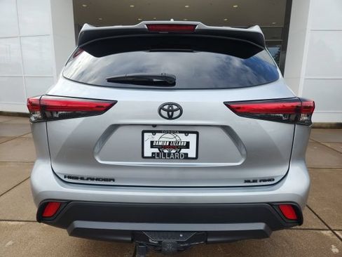 Used 2022 Toyota Highlander XLE AWD/4WD image 10