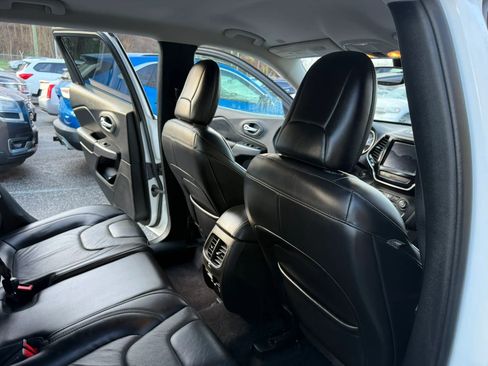 Used 2019 Jeep Cherokee Limited image 16