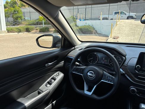 Used 2025 Nissan Altima 2.5 SV FWD image 34