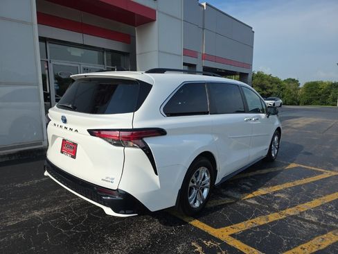 Used 2021 Toyota Sienna XSE FWD image 3