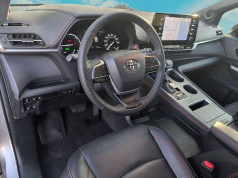 Used 2024 Toyota Sienna AWD image 12