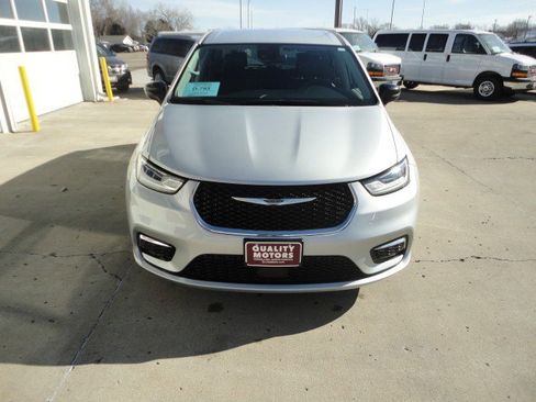 Used 2024 Chrysler Pacifica Touring-L image 19