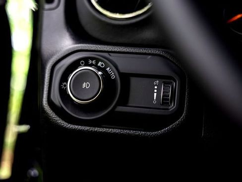 Used 2023 Jeep Wrangler Unlimited Sahara AWD/4WD image 30